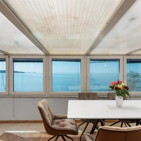 Apartment Lion With Sea View